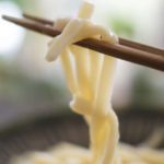 【男子ごはん】簡単チーズ和えうどんのレシピ。冬のアレンジ麺（12月17日）