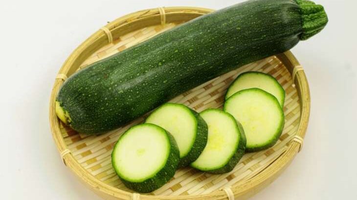 ザルにのったズッキーニ