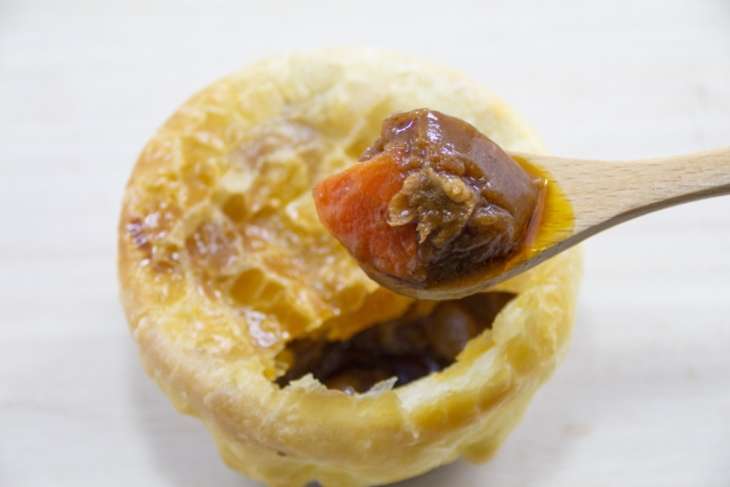 男子ごはんラムシチューのパイ包み焼き