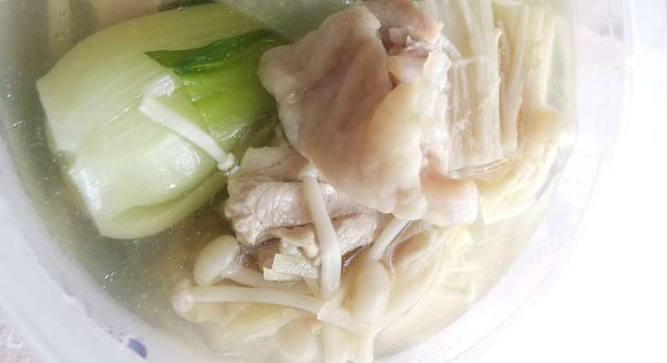 土曜はなにする豚肉とチンゲンサイの中華風スープ