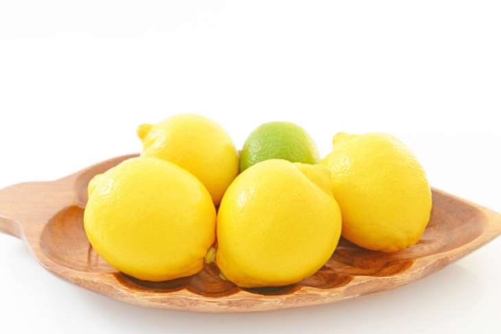 ザルにのったレモン
