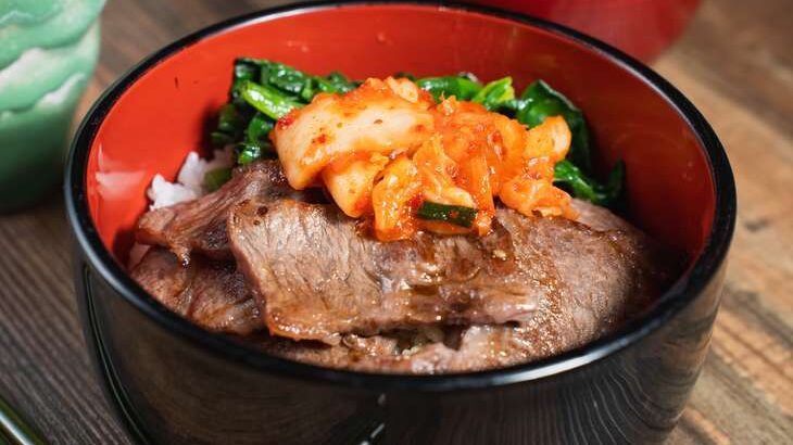 キムチがのった焼肉丼