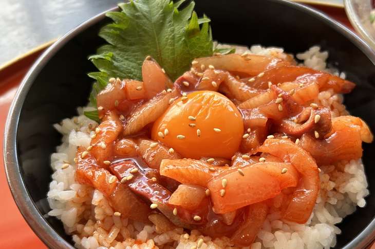 サーモンユッケ丼