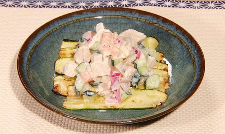 鶏むね肉とサーモンの冷製ヨーグルトサラダ