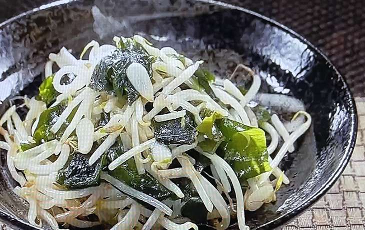 にんにくともやしとわかめの炒め物