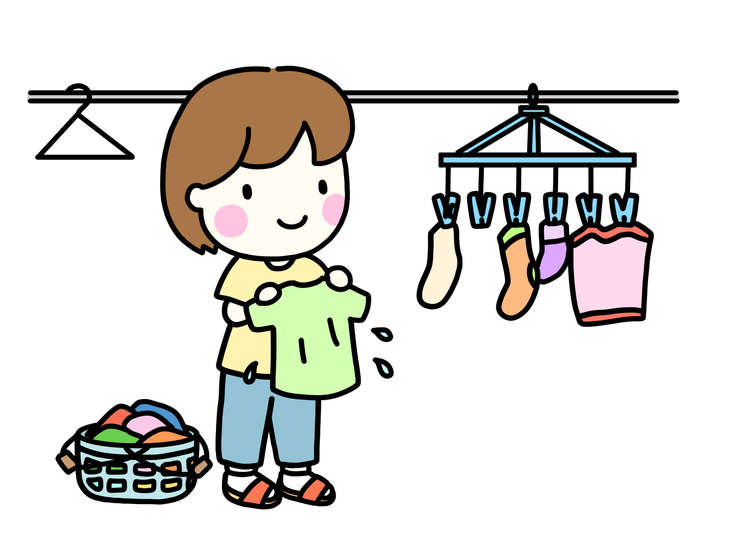 洗濯物を干す女性