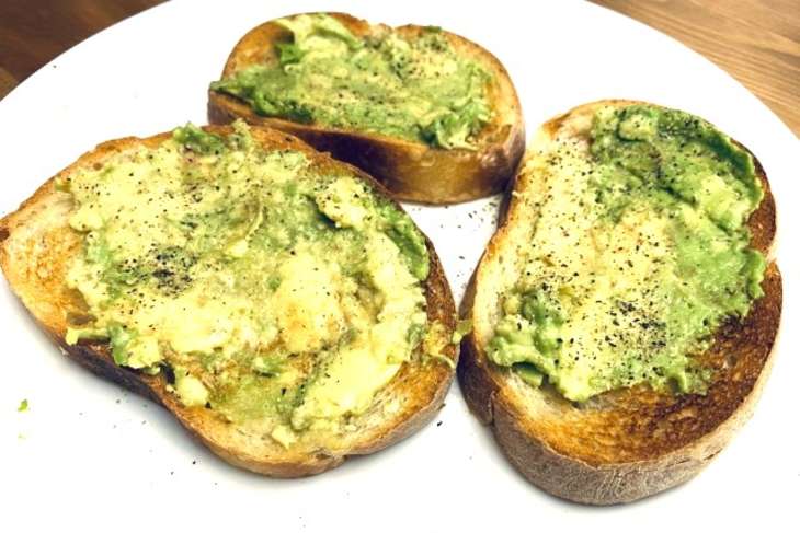 アボカトとチーズのタルティーヌ