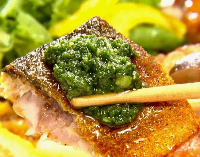 サバカレーのパセリチーズソースがけ