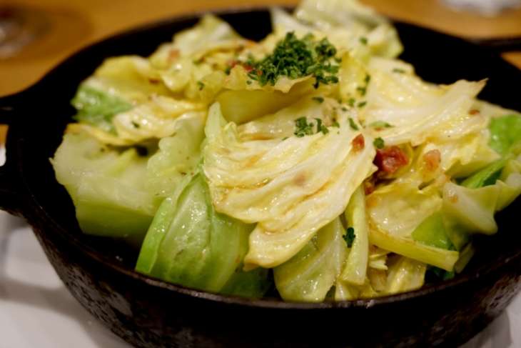 春キャベツの蒸し焼き